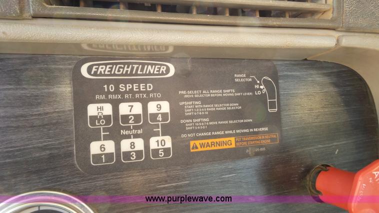 image for item L6504 2007 Freightliner Columbia semi truck