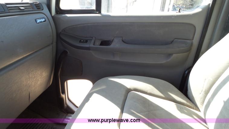 image for item L6504 2007 Freightliner Columbia semi truck