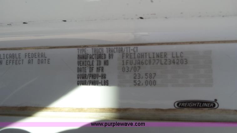 image for item L6504 2007 Freightliner Columbia semi truck