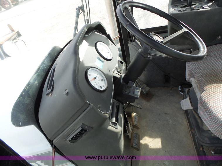 image for item L7124 2005 SpraCoupe 7650 self-propelled sprayer