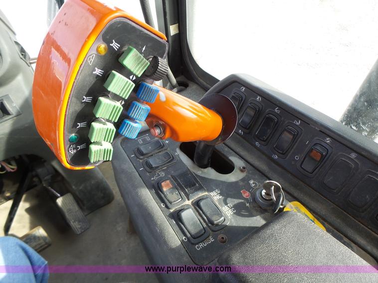 image for item L7124 2005 SpraCoupe 7650 self-propelled sprayer