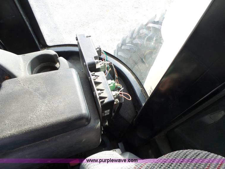 image for item L7124 2005 SpraCoupe 7650 self-propelled sprayer