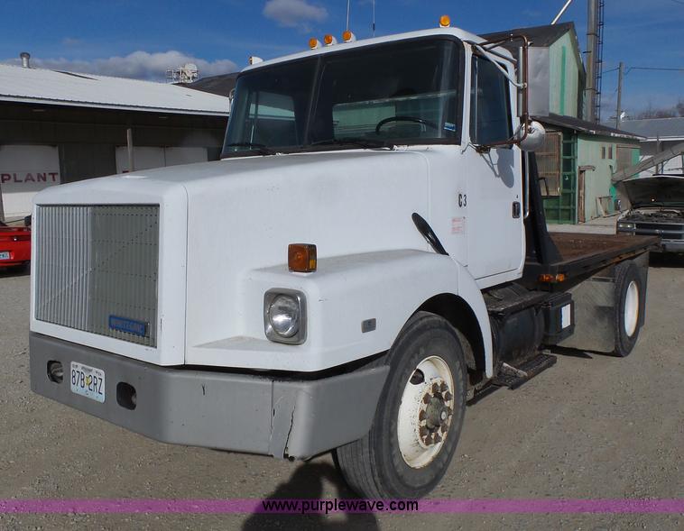 image for item L7125 1991 Volvo WG flatbed truck