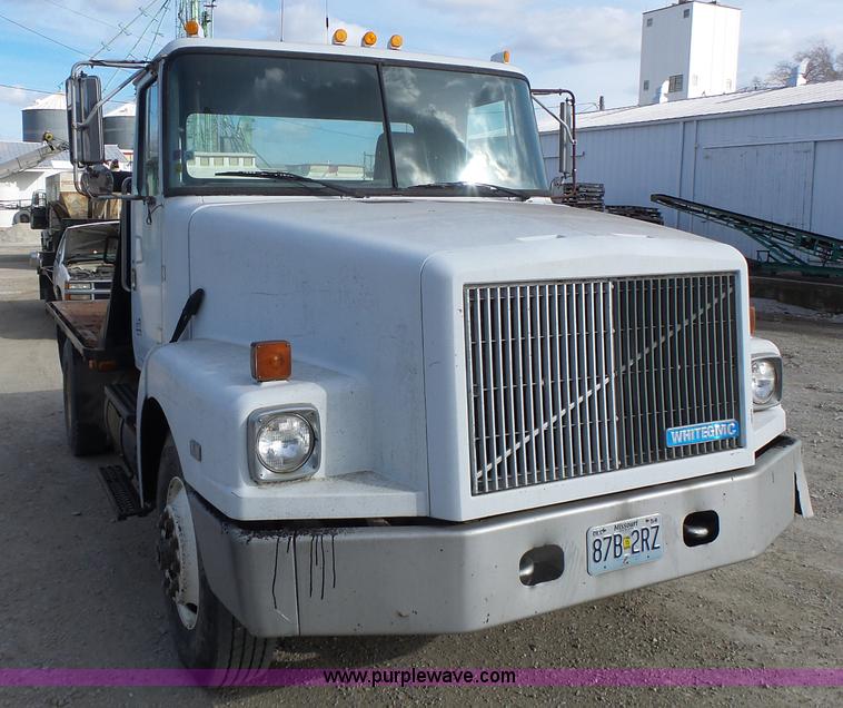 image for item L7125 1991 Volvo WG flatbed truck