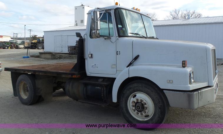 image for item L7125 1991 Volvo WG flatbed truck
