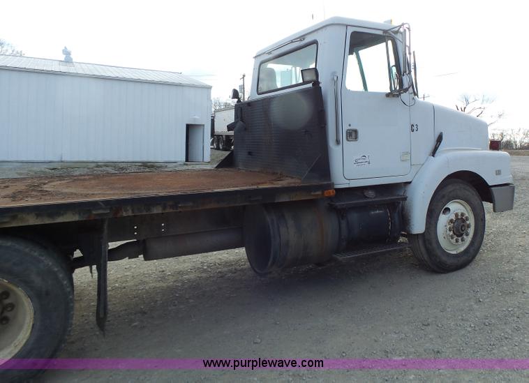 image for item L7125 1991 Volvo WG flatbed truck