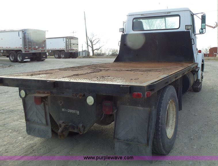 image for item L7125 1991 Volvo WG flatbed truck