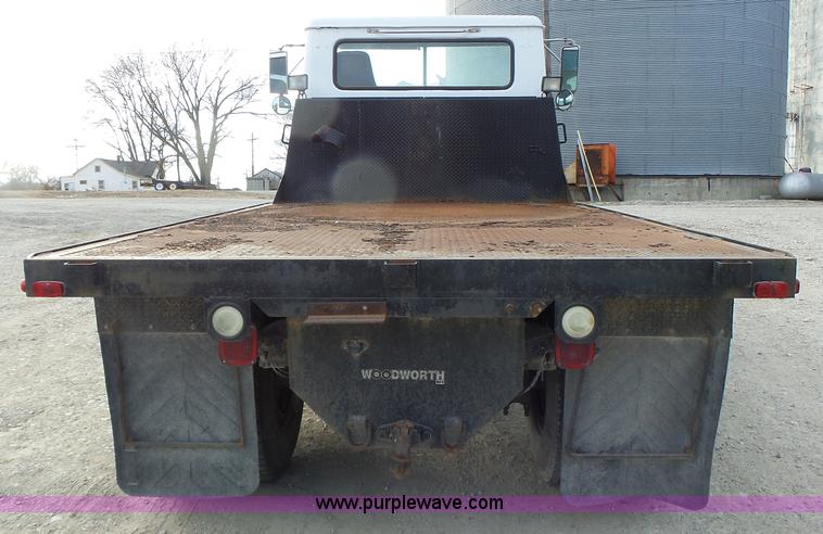 image for item L7125 1991 Volvo WG flatbed truck