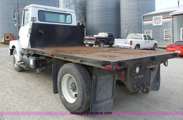 image for item L7125 1991 Volvo WG flatbed truck