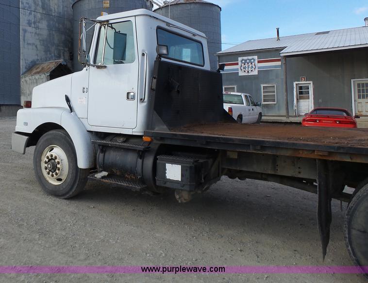 image for item L7125 1991 Volvo WG flatbed truck