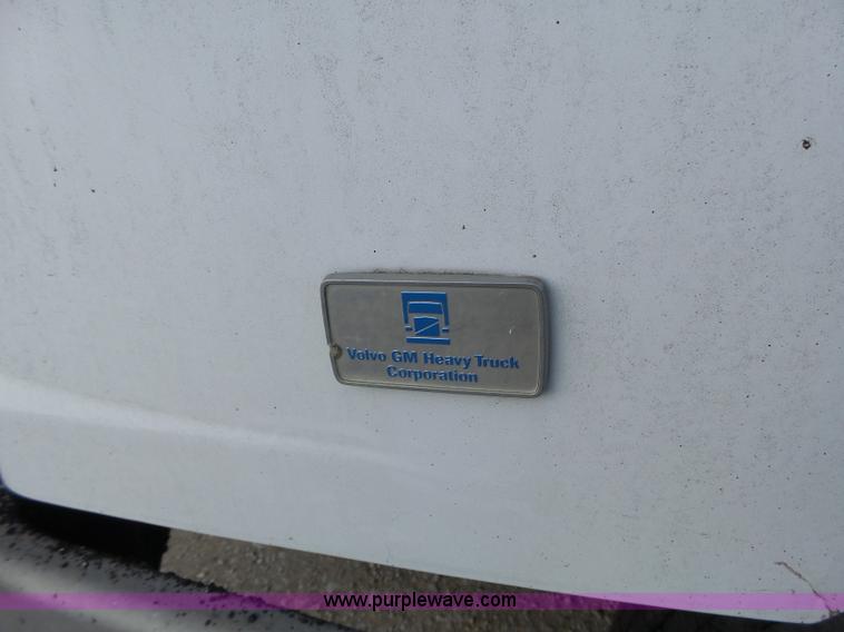 image for item L7125 1991 Volvo WG flatbed truck