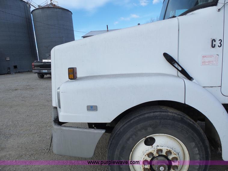 image for item L7125 1991 Volvo WG flatbed truck