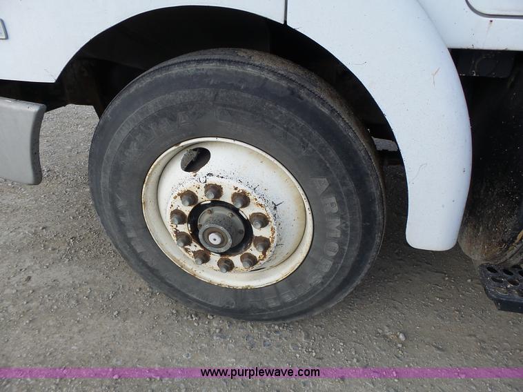 image for item L7125 1991 Volvo WG flatbed truck