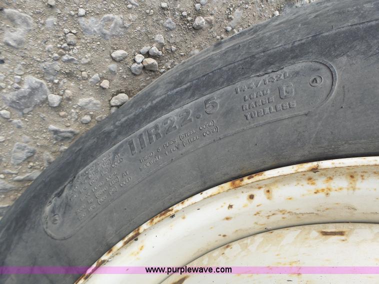 image for item L7125 1991 Volvo WG flatbed truck