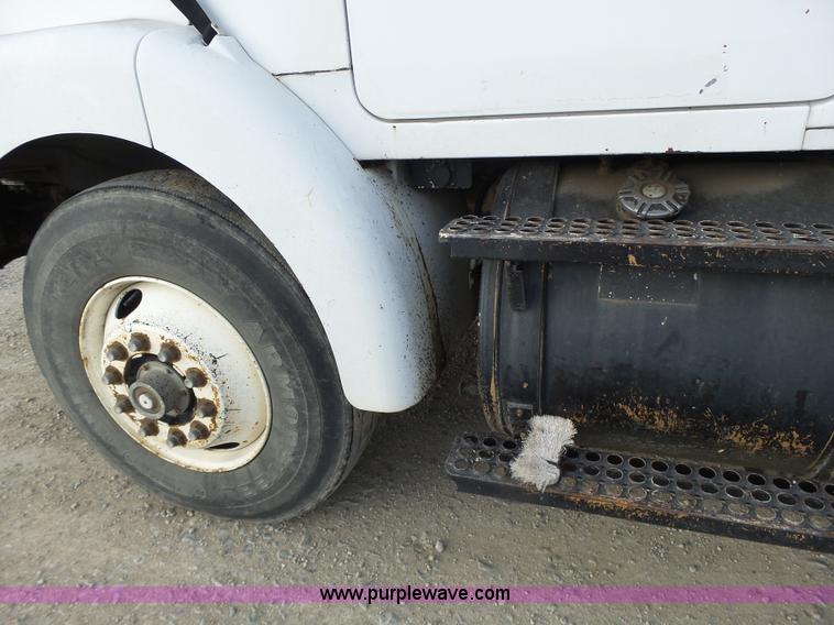 image for item L7125 1991 Volvo WG flatbed truck