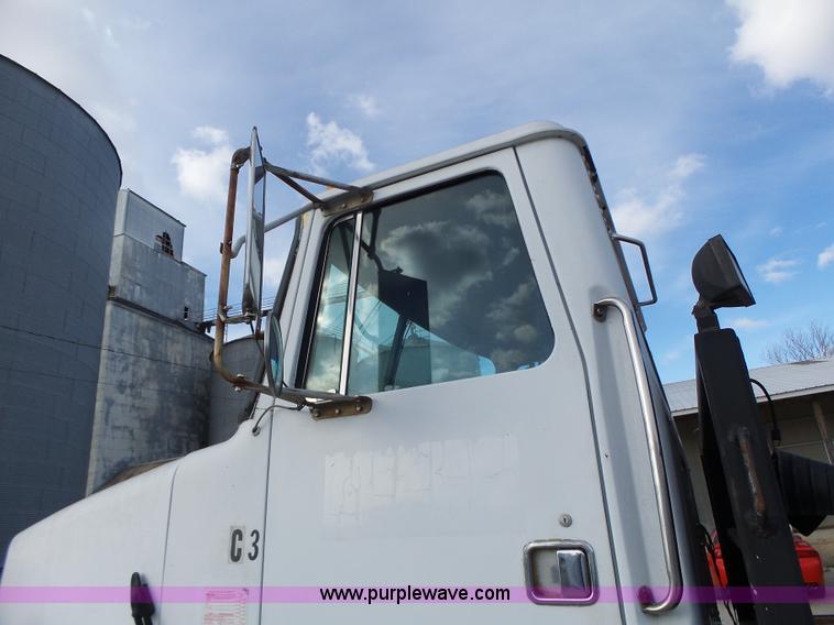 image for item L7125 1991 Volvo WG flatbed truck