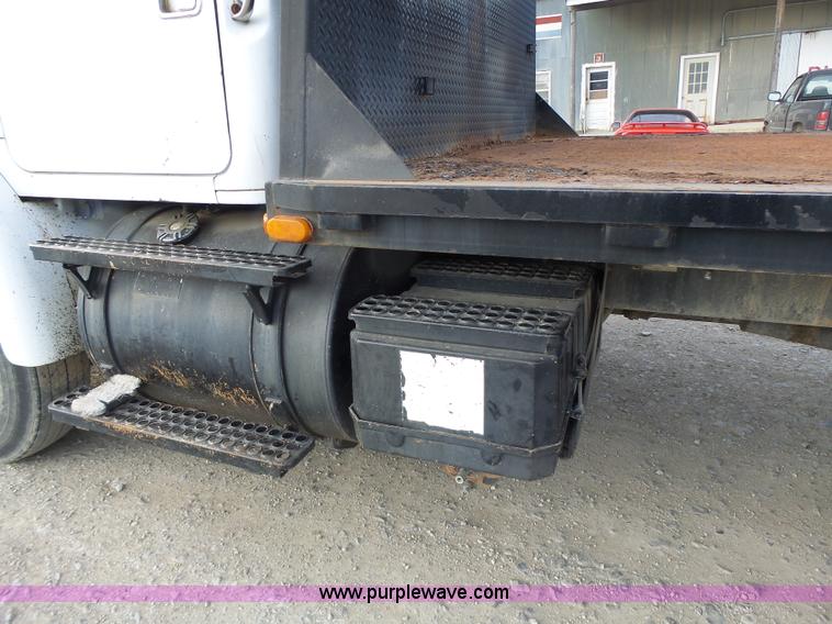 image for item L7125 1991 Volvo WG flatbed truck