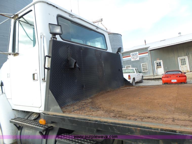 image for item L7125 1991 Volvo WG flatbed truck