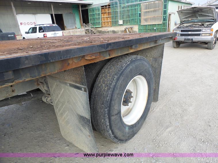 image for item L7125 1991 Volvo WG flatbed truck