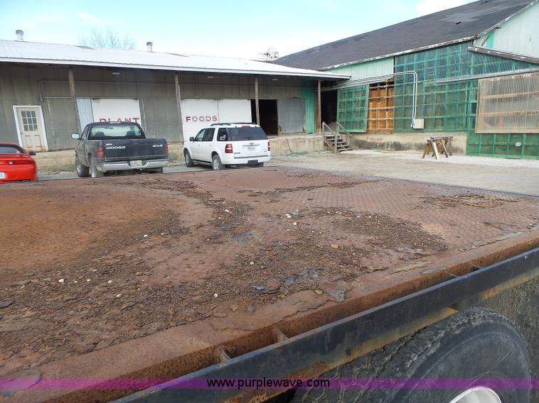 image for item L7125 1991 Volvo WG flatbed truck