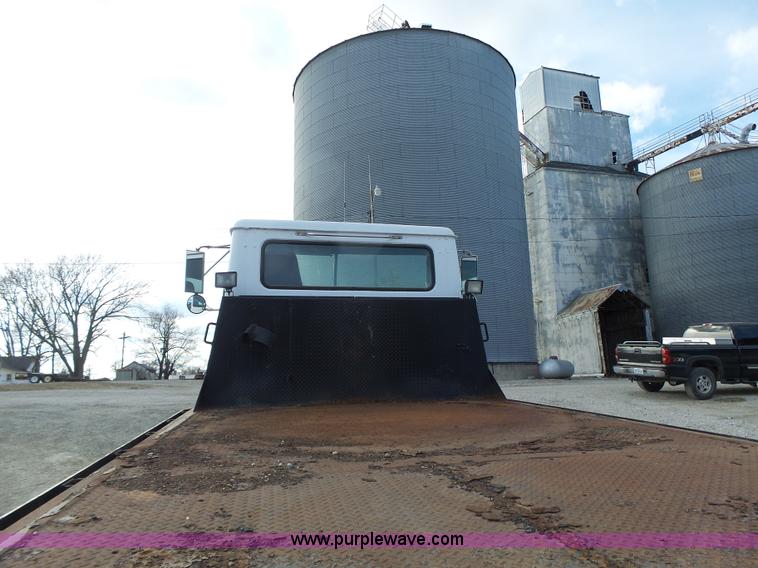 image for item L7125 1991 Volvo WG flatbed truck