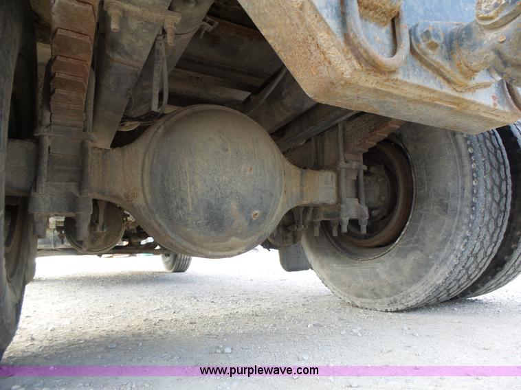 image for item L7125 1991 Volvo WG flatbed truck