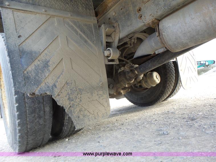 image for item L7125 1991 Volvo WG flatbed truck