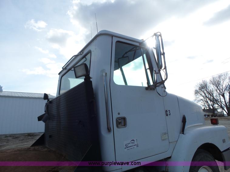 image for item L7125 1991 Volvo WG flatbed truck