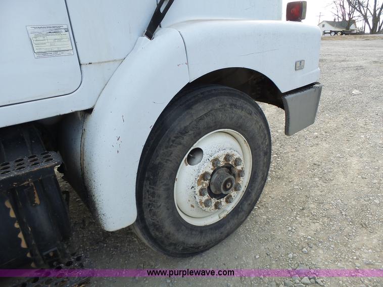 image for item L7125 1991 Volvo WG flatbed truck