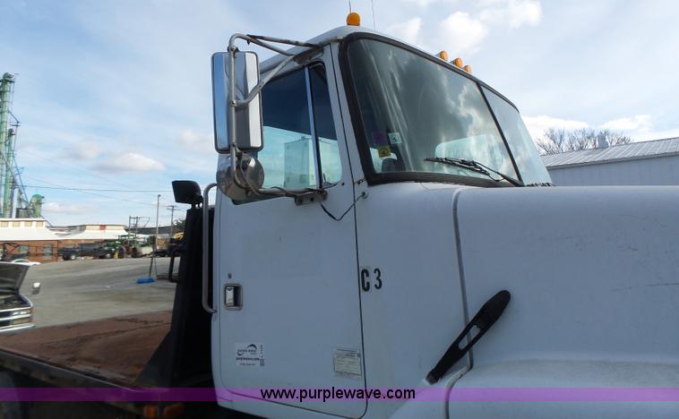 image for item L7125 1991 Volvo WG flatbed truck