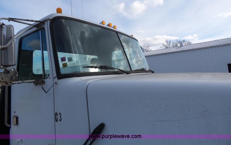 image for item L7125 1991 Volvo WG flatbed truck