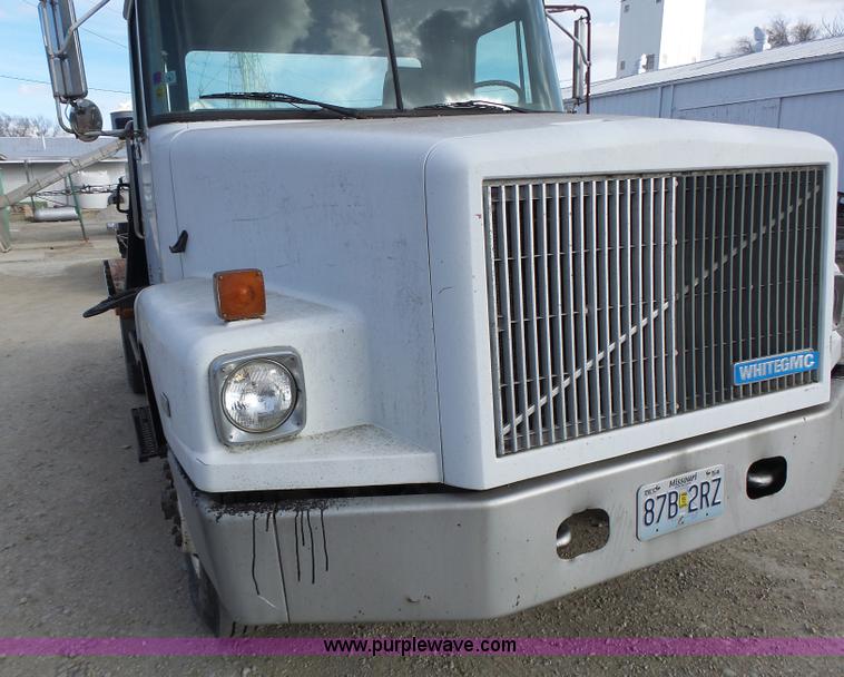 image for item L7125 1991 Volvo WG flatbed truck