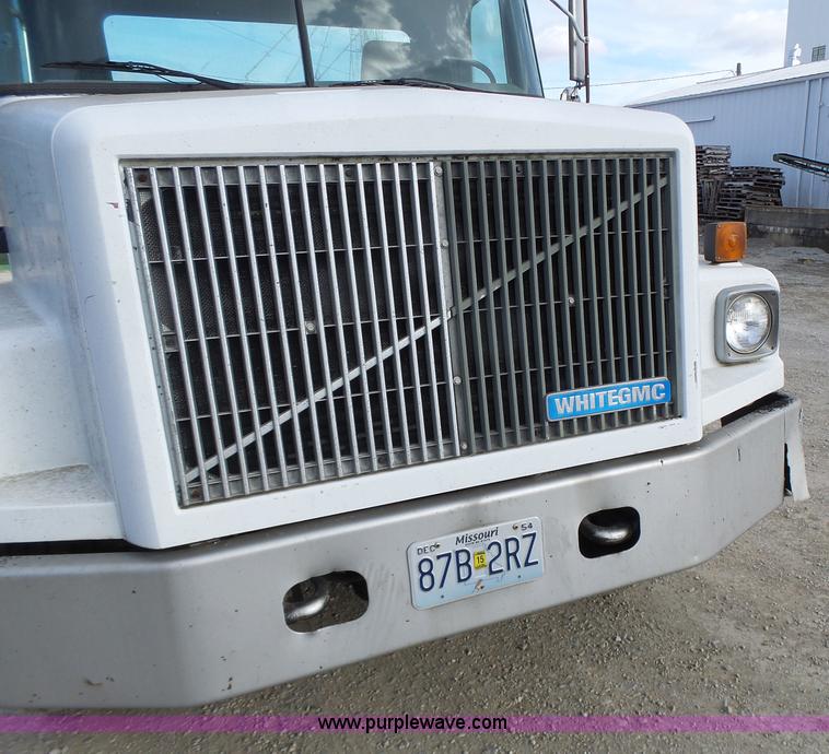 image for item L7125 1991 Volvo WG flatbed truck