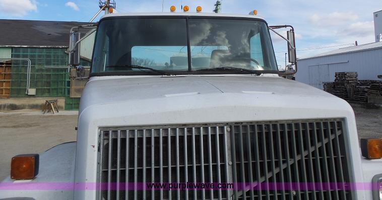 image for item L7125 1991 Volvo WG flatbed truck