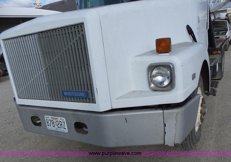 image for item L7125 1991 Volvo WG flatbed truck