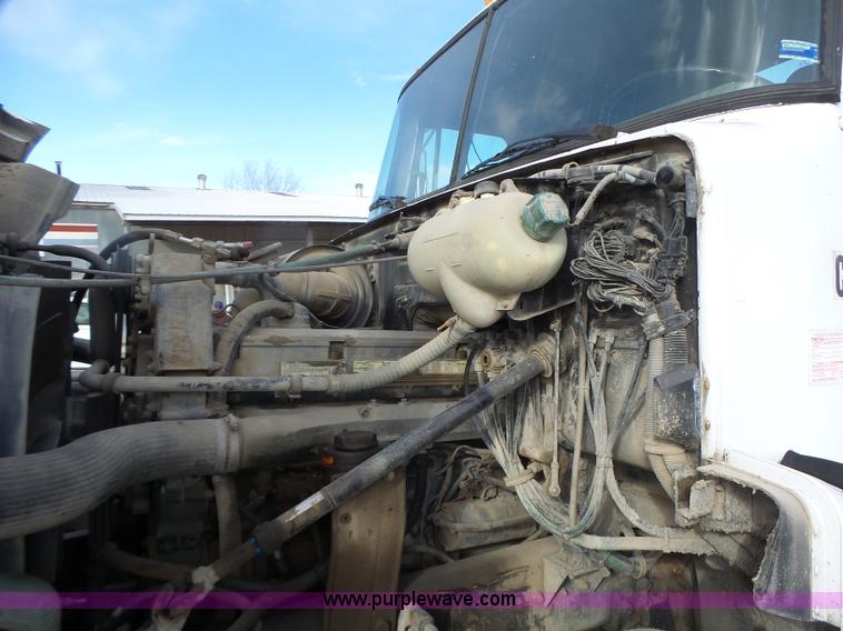 image for item L7125 1991 Volvo WG flatbed truck