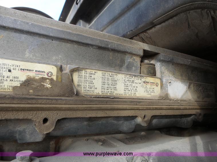 image for item L7125 1991 Volvo WG flatbed truck