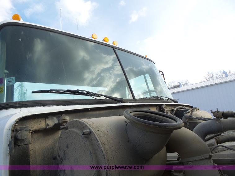 image for item L7125 1991 Volvo WG flatbed truck