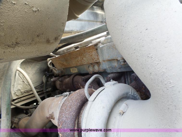 image for item L7125 1991 Volvo WG flatbed truck