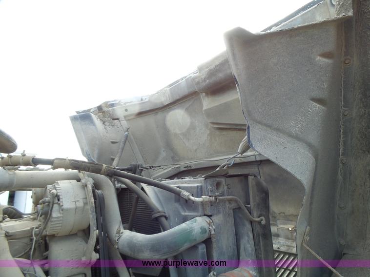 image for item L7125 1991 Volvo WG flatbed truck