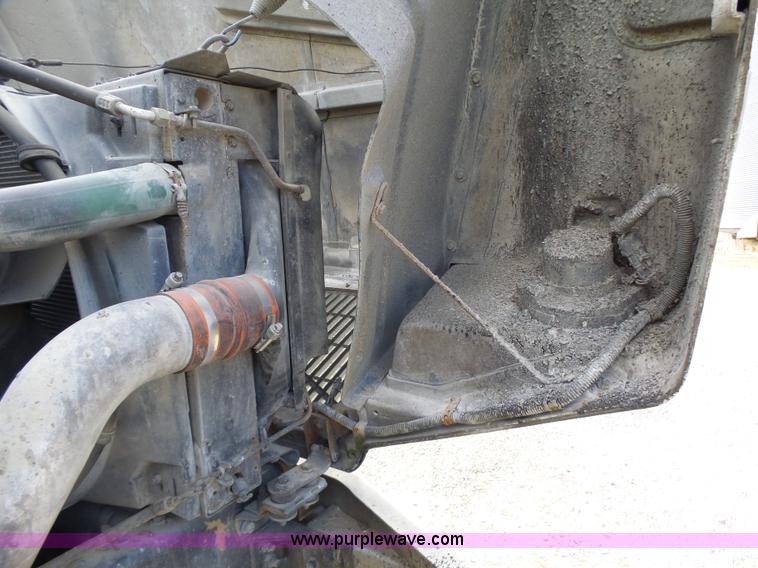 image for item L7125 1991 Volvo WG flatbed truck