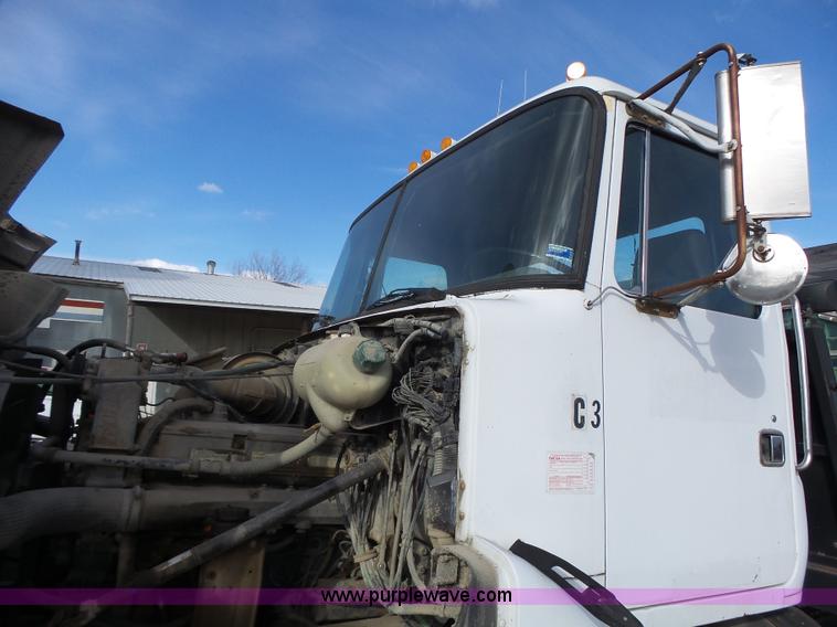 image for item L7125 1991 Volvo WG flatbed truck