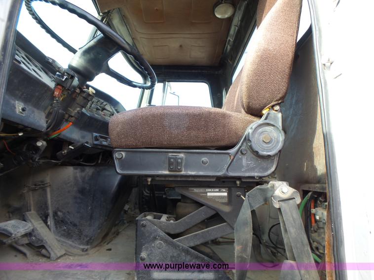 image for item L7125 1991 Volvo WG flatbed truck