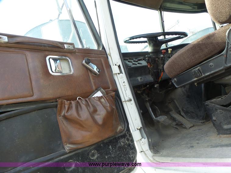 image for item L7125 1991 Volvo WG flatbed truck