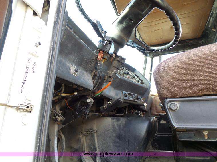 image for item L7125 1991 Volvo WG flatbed truck