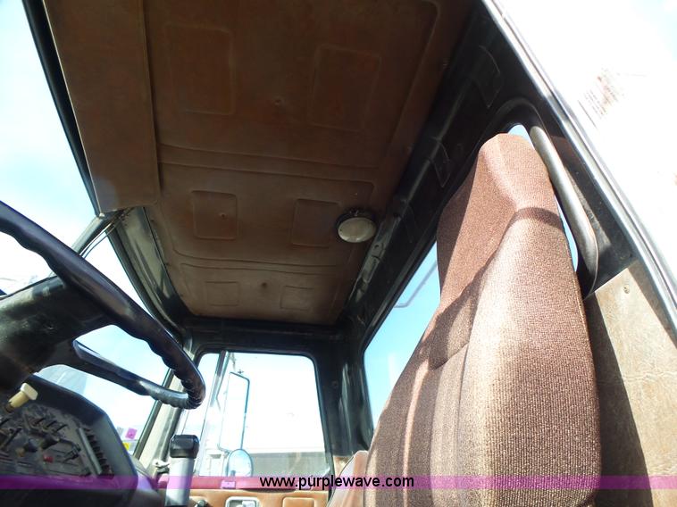 image for item L7125 1991 Volvo WG flatbed truck