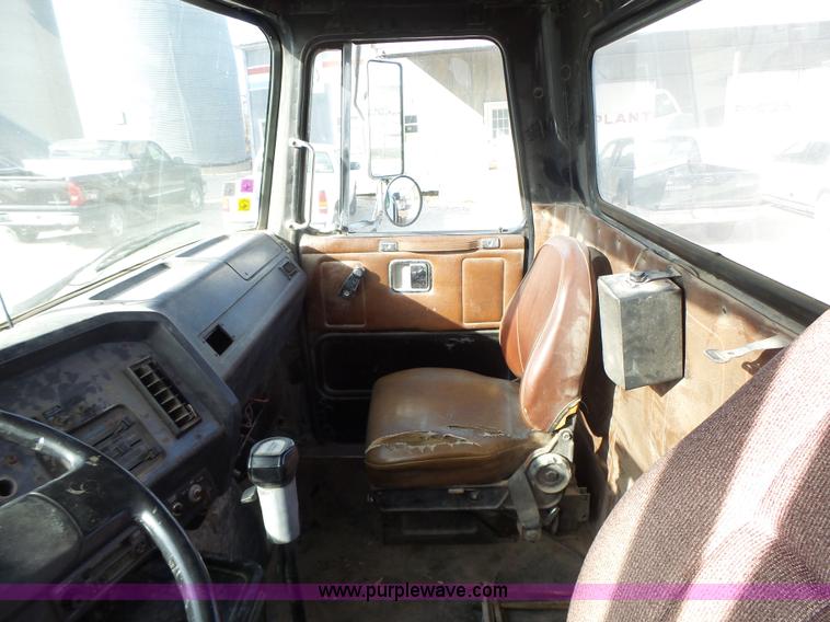 image for item L7125 1991 Volvo WG flatbed truck