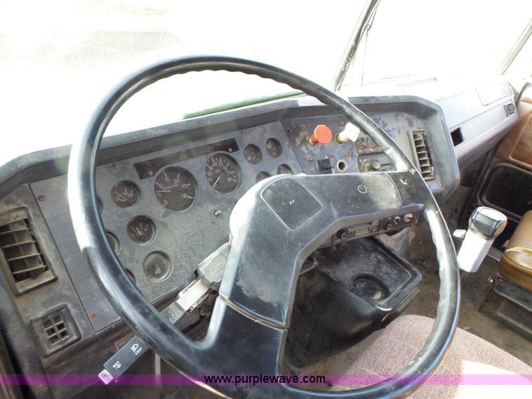 image for item L7125 1991 Volvo WG flatbed truck