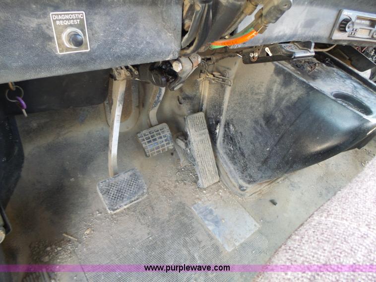 image for item L7125 1991 Volvo WG flatbed truck