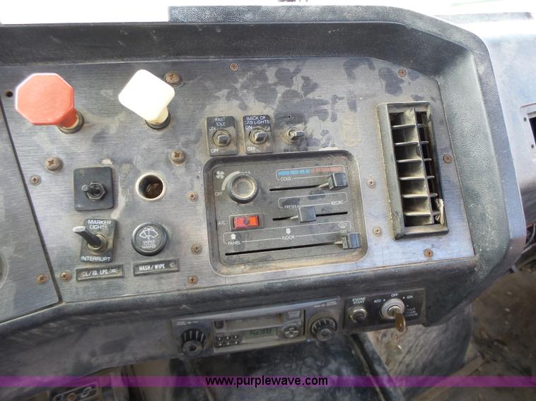 image for item L7125 1991 Volvo WG flatbed truck